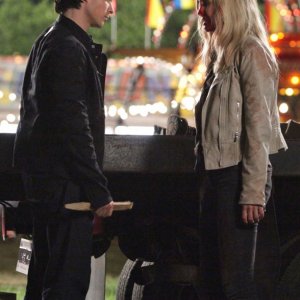 Damon (Ian Somerhalder) affronta Caroline (Candice Accola) in: Brave New World di Vampire Diaries