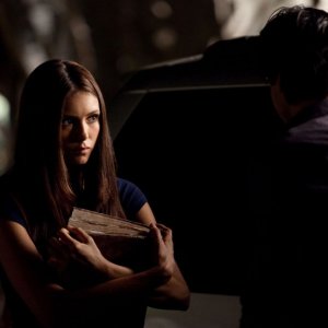 Elena (Nina Dobrev) parla con Damon (Ian Somerhalder) nella puntata Bad Moon Rising di Vampire Diaries