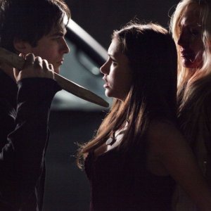 Ian Somerhalder cerca di impalare Candice Accola nell'episodio Brave New World di Vampire Diaries