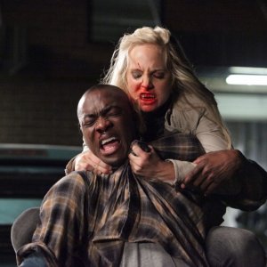 La vampiresca Caroline (Candice Accola) aggredisce Carter (B.J. Britt) in: Brave New World di Vampire Diaries