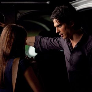 Nina Dobrev (di spalle) e Ian Somerhalder in: Bad Moon Rising di Vampire Diaries