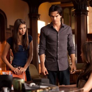 Nina Dobrev e Ian Somerhalder parlano con Courtney Ford (di spalle) in: Bad Moon Rising di Vampire Diaries