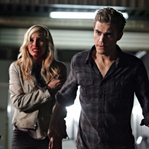 Paul Wesley e Candice Accola in un momento dell'episodio Brave New World di Vampire Diaries