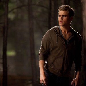Stefan (Paul Wesley) in una scena nel bosco nell'episodio Bad Moon Rising di Vampire Diaries