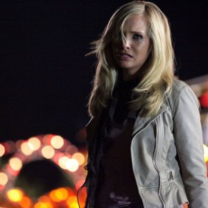 Una disperata Caroline (Candice Accola) in una scena dell'episodio Brave New World di Vampire Diaries