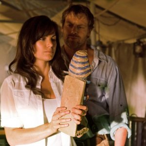 Carter (Michael Shanks) e Lois (Erica Durance) in un momento dell'episodio Shield di Smallville