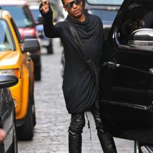 Lenny Kravitz saluta i fotografi prima di prendere l'auto a Soho