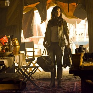 Lois (Erica Durance) arriva in Egitto nell'episodio Shield di Smallville