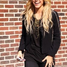 Shakira sorridente, fuori dal The Late Show