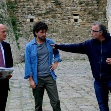 Alessandro Siani e Claudio Bisio con il regista Luca Miniero sul set di Benvenuti al Sud (2009)