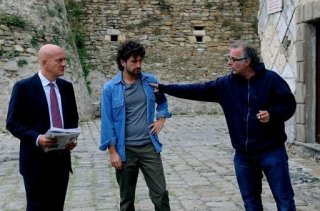 Alessandro Siani e Claudio Bisio con il regista Luca Miniero sul set di Benvenuti al Sud (2009)