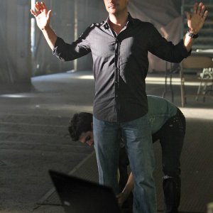 Chris O'Donnell viene perquisito in una scena dell'episodio Black Widow di NCIS: Los Angeles