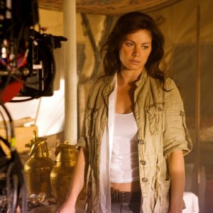 Erica Durance sul set dell'episodio Shield di Smallville