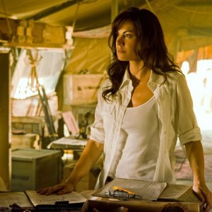Lois (Erica Durance) intenta ad ascoltare Carter (Michael Shanks) nell'episodio Shield di Smallville