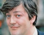 Stephen Fry sarà il fratello di Sherlock Holmes