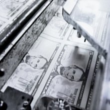 Un'immagine tratta dal documentario Standing Army di Thomas Fazi ed Enrico Parenti