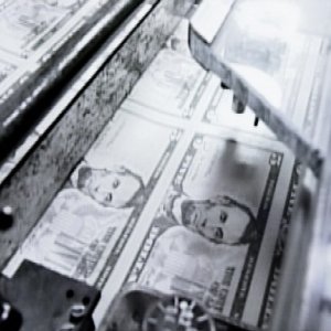 Un'immagine tratta dal documentario Standing Army di Thomas Fazi ed Enrico Parenti