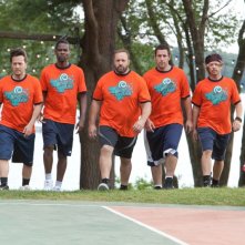 Adam Sandler, Rob Schneider, Kevin James, Chris Rock e David Spade in vesti vistose nella commedia Un weekend da bamboccioni