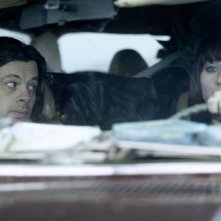 Benjamin Biolay e Émilie Dequenne in una scena dell'horror La meute