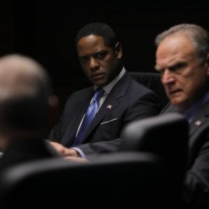 Blair Underwood e Bill Smitrovich nell'episodio To Keep Us Safe di The Event