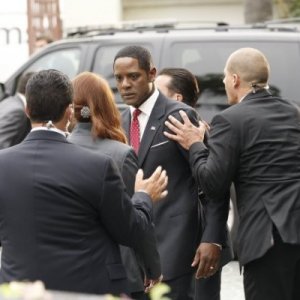 Blair Underwood e Eli Martinez nell'episodio To Keep Us Safe di The Event