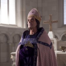 Ian McShane nella miniserie I pilastri della Terra