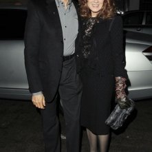 Jerry Bruckheimer e la moglie Linda prima di cenare con Sienna Miller e Jude Law in un ristorante di Londra