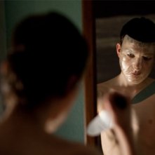 Kodi Smit-McPhee in un'immagine inquietante del film Let Me In