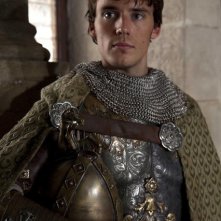 Sam Claflin nella miniserie I pilastri della Terra