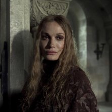 Sarah Parish nella miniserie I pilastri della Terra