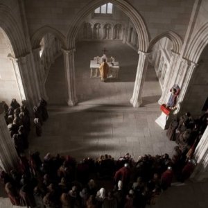 Un momento delle miniserie I pilastri della Terra