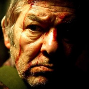 Un primo piano tra ombra e sangue dall'horror The Horde