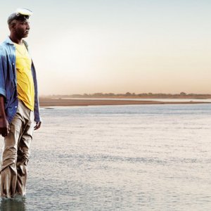 Youssouf Djaoro in un'immagine suggestiva del film A Screaming Man