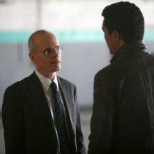 Zeljko Ivanek e Ian Anthony Dale in una scena dell'episodio To Keep Us Safe di The Event