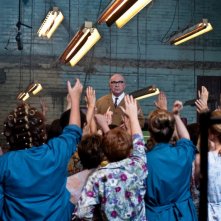 Bob Hoskins in una sequenza del film We Want Sex