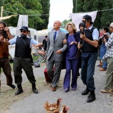 Claudio Bisio con Angela Finocchiaro in una scena divertente del film Benvenuti al Sud (2009)