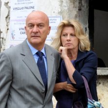 Claudio Bisio e Angela Finocchiaro, marito e moglie per il film Benvenuti al Sud (2009)