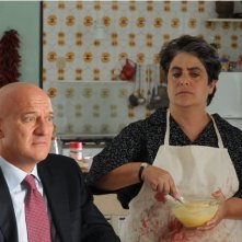Claudio Bisio insieme a Nunzia Schiano nel film Benvenuti al Sud (2009)