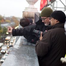 Il regista David Fincher durante le riprese del suo The Social Network