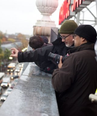 Il regista David Fincher durante le riprese del suo The Social Network
