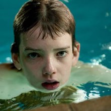 Kodi Smit-McPhee in un'immagine tratta dal film Let Me In