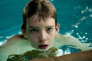 Kodi Smit-McPhee in un'immagine tratta dal film Let Me In