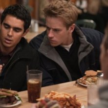 Max Minghella ed Armie Hammer in una scena di The Social Network