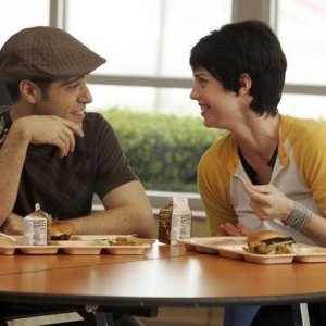 Sebastian Sozzi e Kelli Garner nell'episodio pilota di My Generation