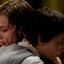 Tenero abbraccio tra Chloe Moretz e Kodi Smit-McPhee nel film Let Me In