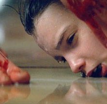 Una scena terrificante del film Let Me In con Kodi Smit-McPhee
