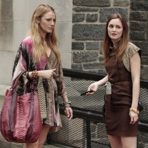 Blake Lively e Leighton Meester in una scena dell'episodio The Undergraduates di Gossip Girl