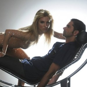 Heather Morris e John Stamos nell'episodio Britney/Brittany di Glee