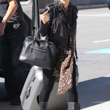 Mena Suvari arriva all'aeroporto di Vancouver