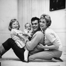 Tony Curtis con Janet Leigh e le loro figlie, Jamie Lee e Kelly
